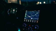 Urządzenie GPS zamontowane wewnątrz samochodu.